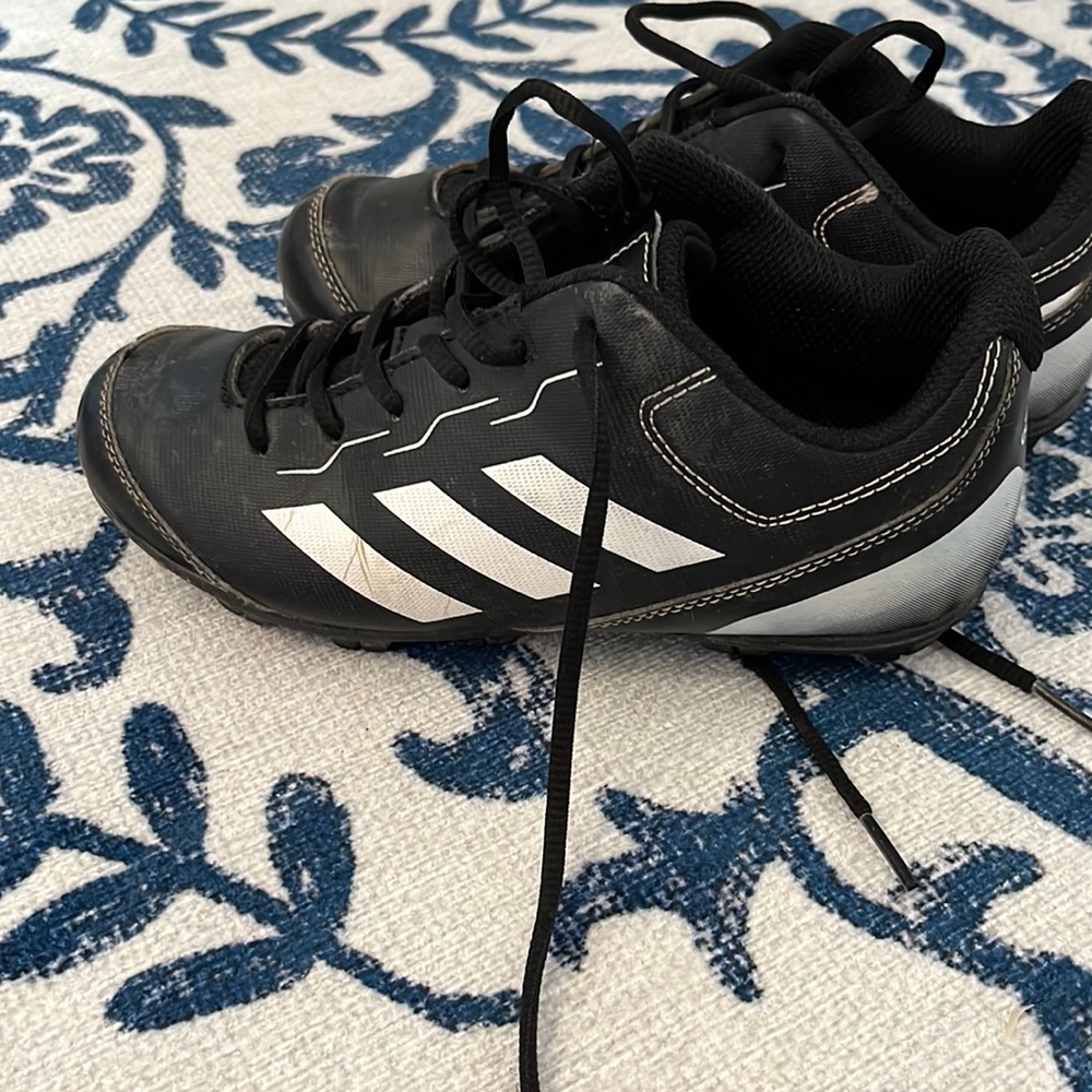 Boys adidas baseball cleats In size 1.5